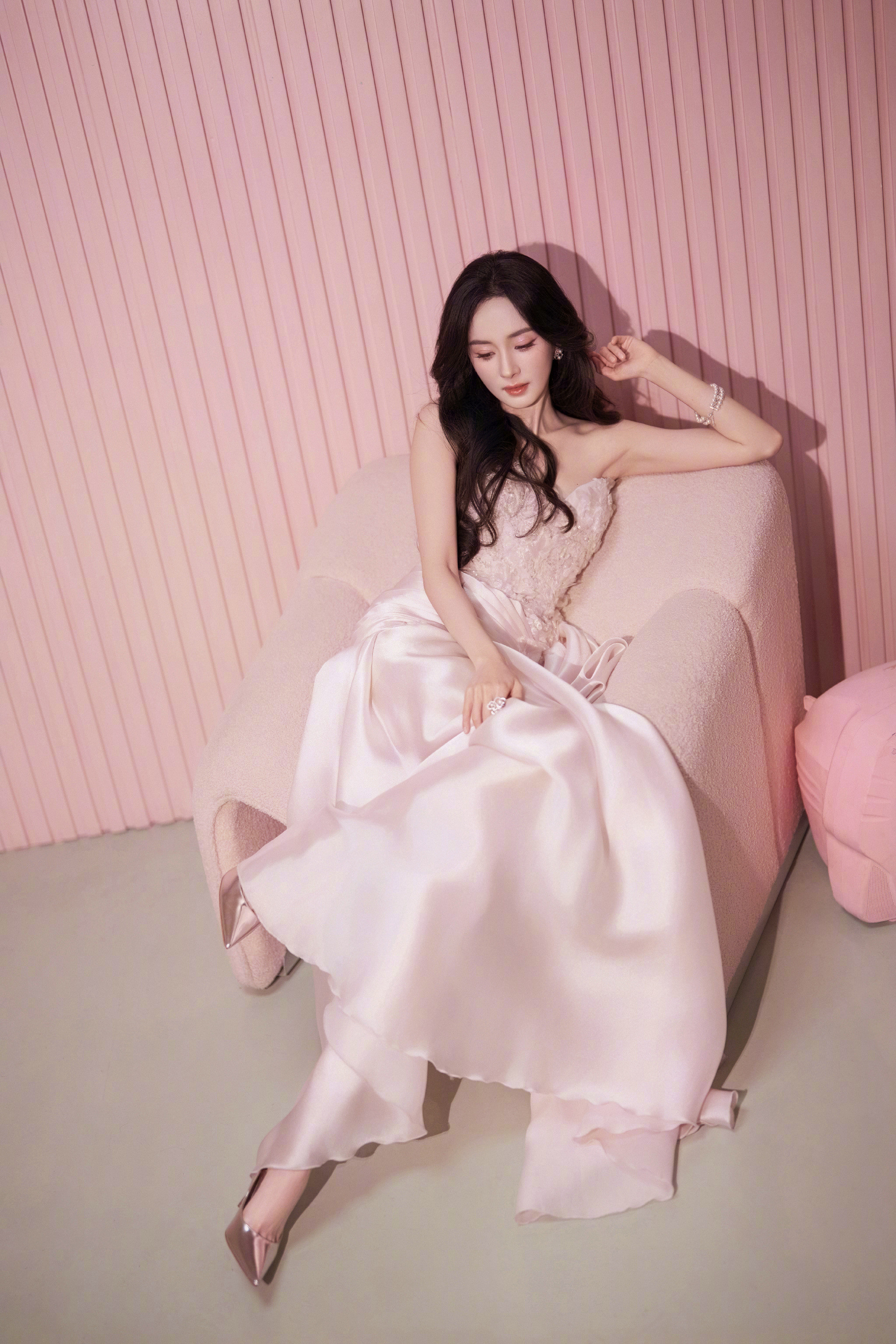 杨幂的粉色裙子，真的是把纯欲玩到了极致！#女明星#性感#杨幂#女神#写真