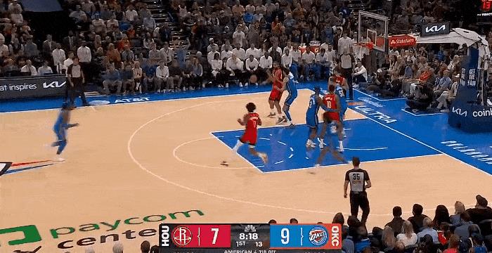 火箭首发后卫阿门-汤普森真是太嚣张了！在火箭对阵雷霆的第一节比赛中，阿门持球主动