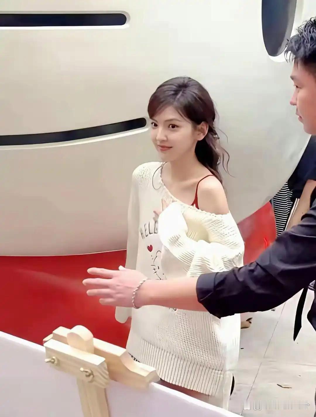 万万没有想到，女神现实中居然那么小只，就像个邻家小女生一样，白瞎我看了十几年电视