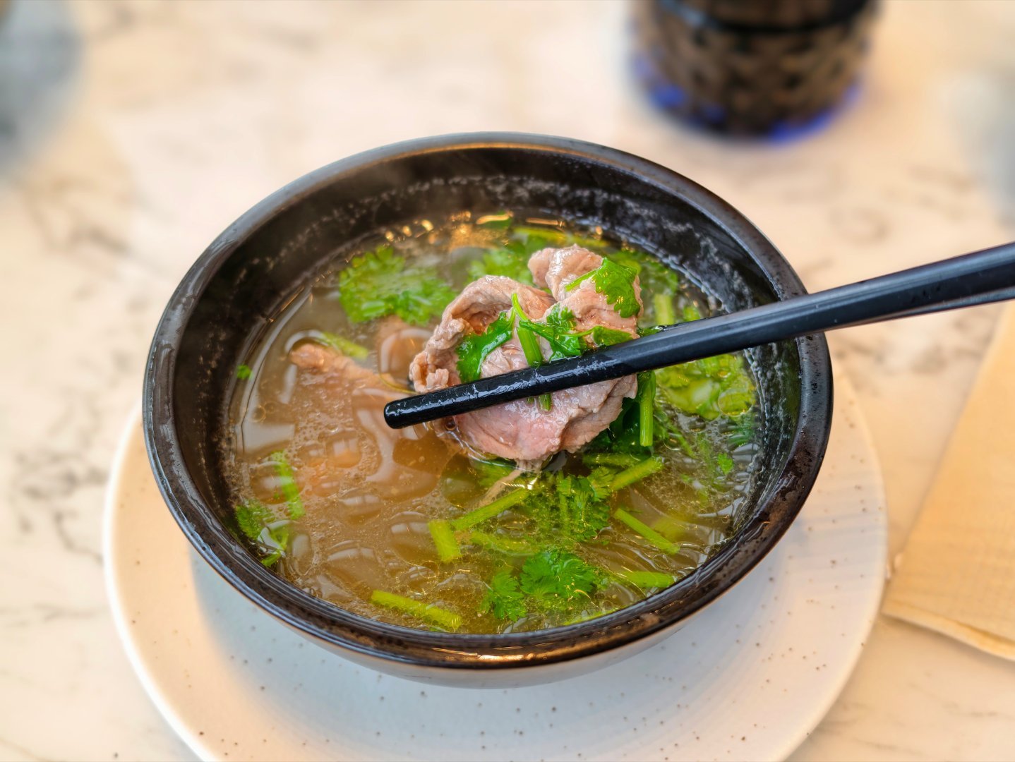 5点半起床。拍完了片子，吃个早餐。这个生烫牛肉汤太棒了！