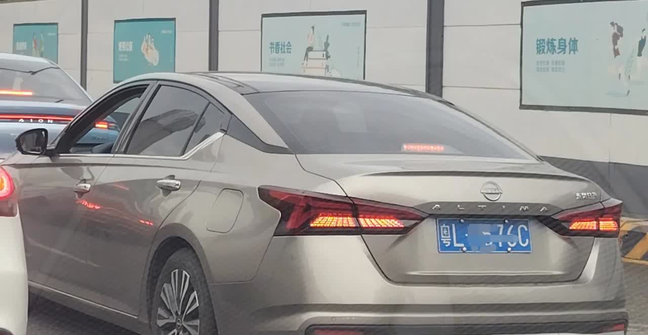 这是新日产天籁？红绿灯一直盯着看，远远看我还以为是丰田雷克萨斯ES，走近一看才发
