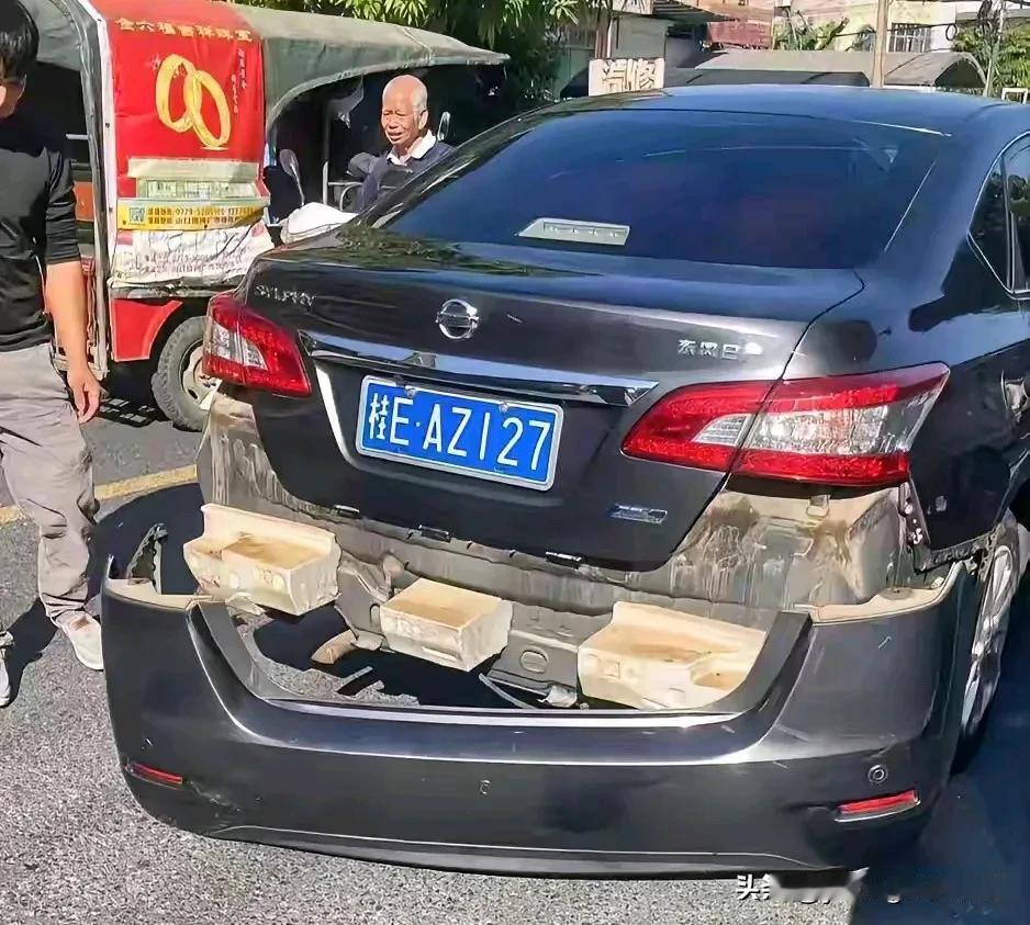 最近发生的一起小事故，一辆轩逸轿车被轻微碰撞后尾杠掉落下来。甚至在尾杠上还看不到