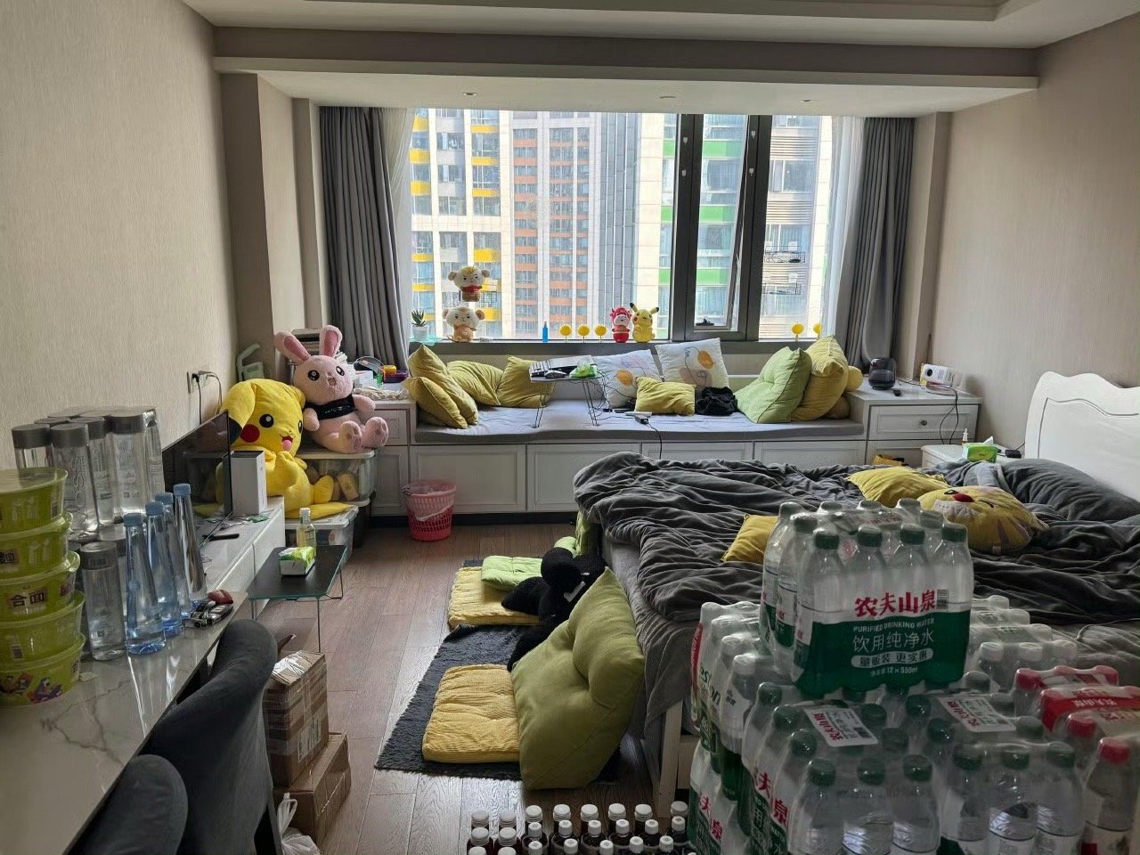 老妈实在看不下去了，说要给我叫个保洁来打扫卫生