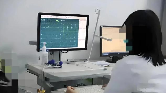 “太尴尬了！”广州女子去私立医院做心电图检查，刚按照护士要求，将上衣撩到胸部以上