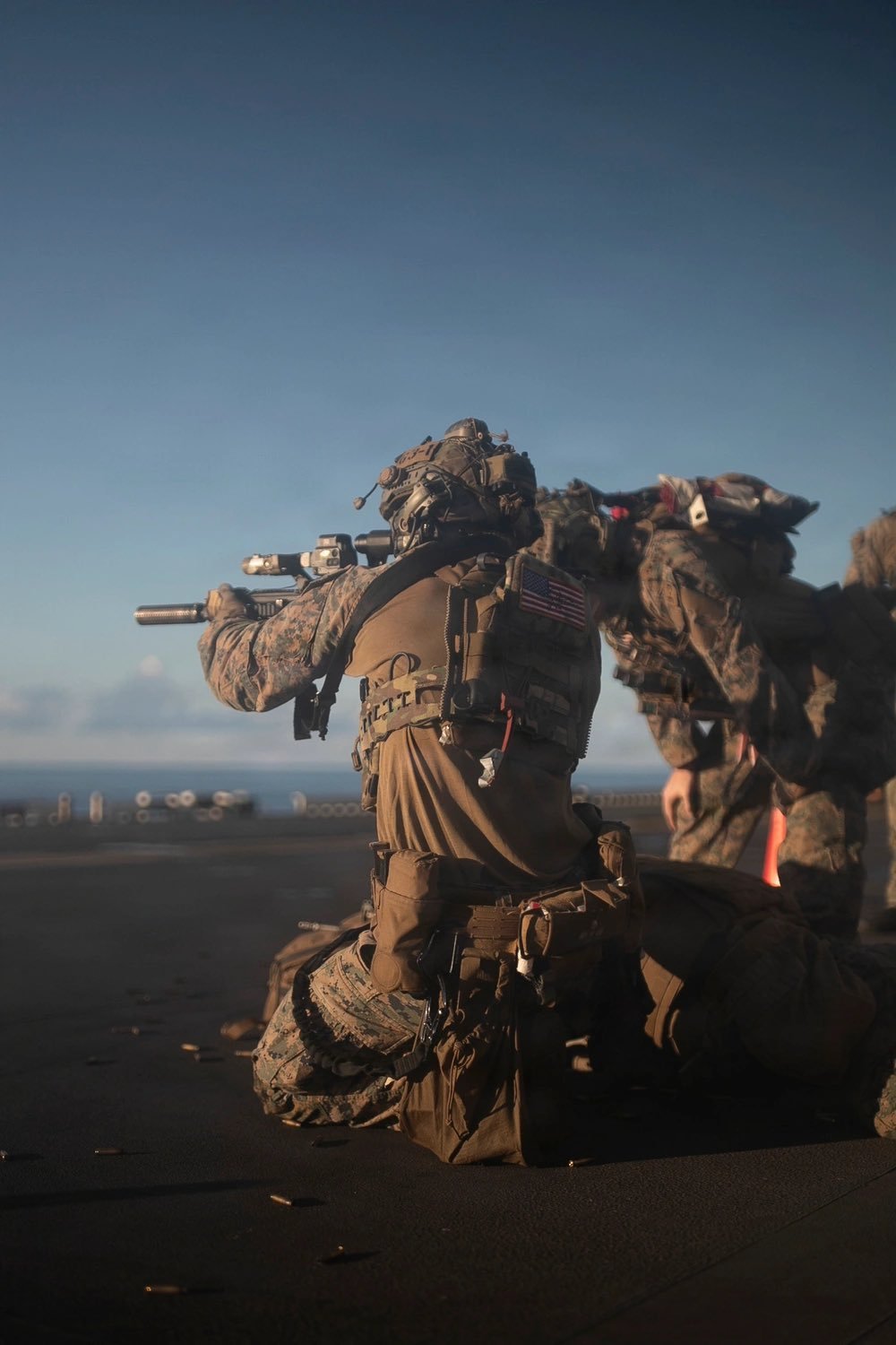 🔻正在阿拉伯海“的黎波里”号两栖攻击舰上进行射击训练的美军第31海军陆战队远征