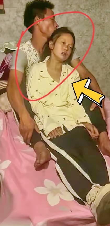 看得我鼻子酸。才34岁的妈妈。临走前1小时才拍上这辈子第一张全家福！家