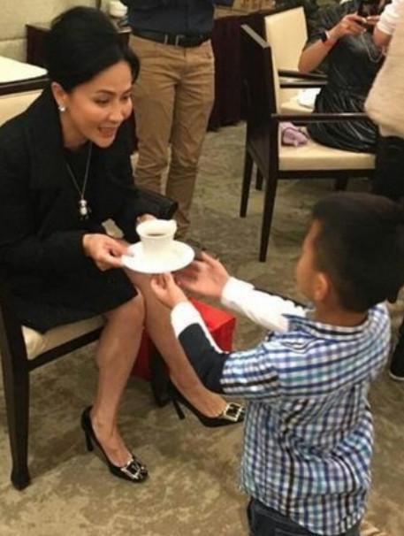 2015年，胡军儿子康康过生日时，刘嘉玲提出想做孩子的干妈，胡军立马让康康下跪敬