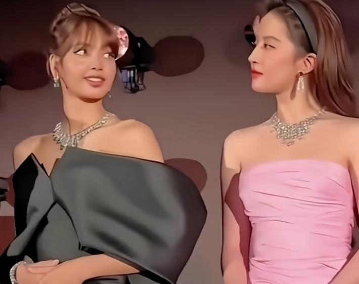 谁也不想站在，刘亦菲的旁边吧！为何？因为会被“秒成渣”，lisa不是一个很好的