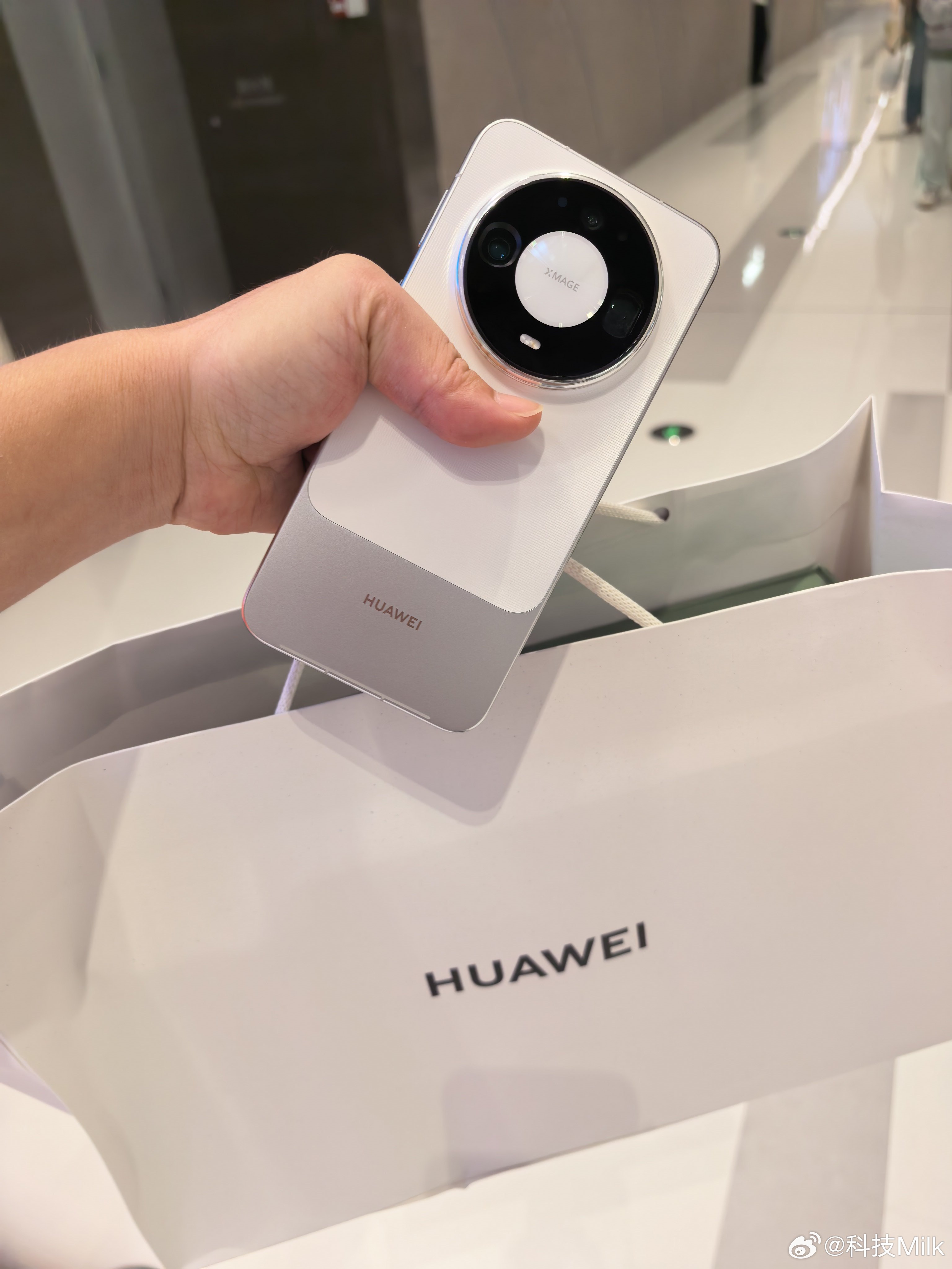 华为Mate90ProMax已经取货了，9999！门店人好多，都是来看这次