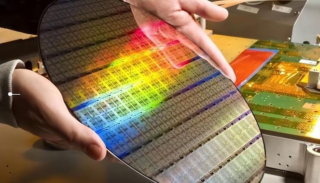 中国电科材料下属国盛公司大尺寸硅外延产业化项目首枚12英寸硅外延产品正式下线，这