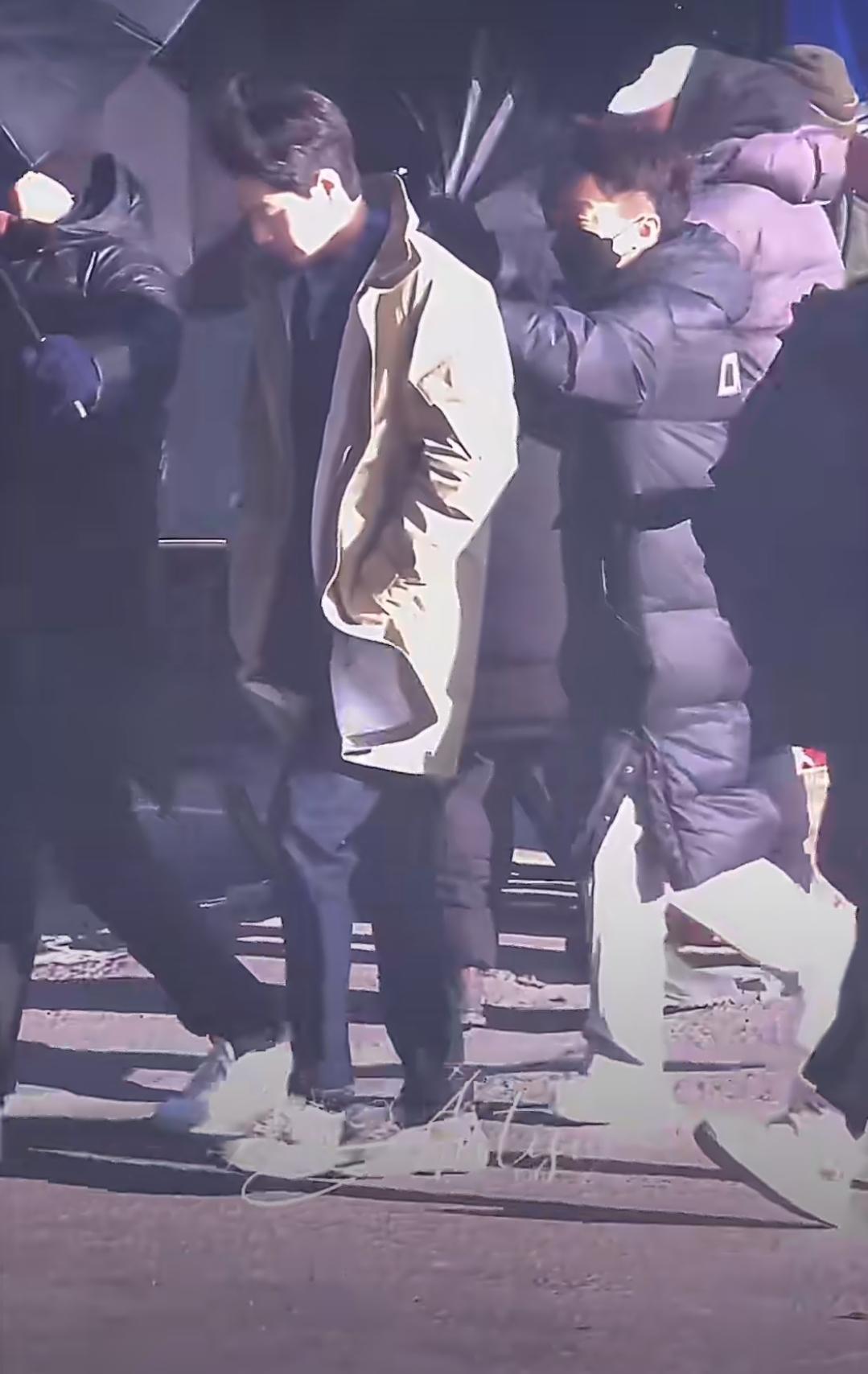 肖战《小城良方》路透杀疯了！谁懂啊！肖战最新路透里，风吹起发丝的瞬间，少年