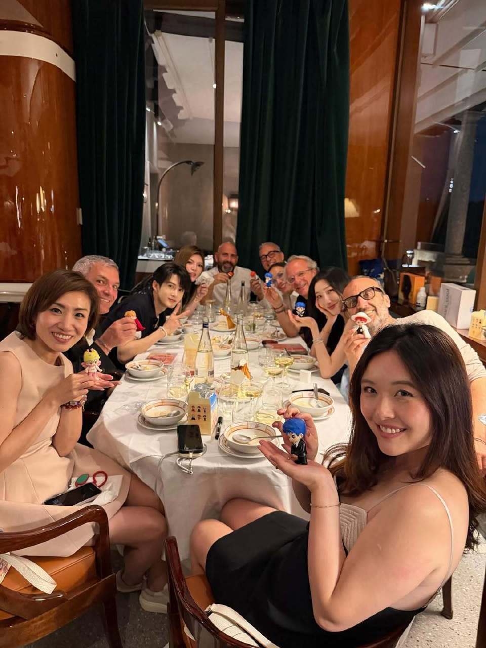 我们小手办就这样在人群中萌萌比耶✌🏻✌🏻檀健次李亦非|檀健次谢却山