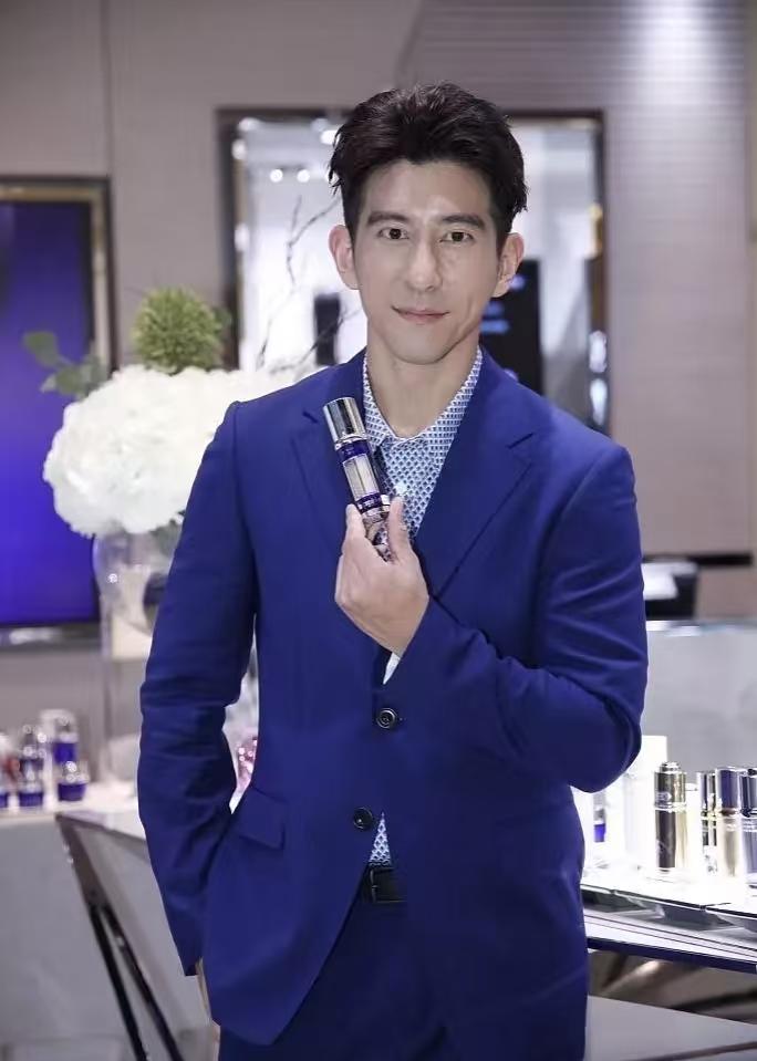 看见修杰楷戴手链被带走的图我真的要爆炸了谁给我个王大陆经纪人的电话？我真