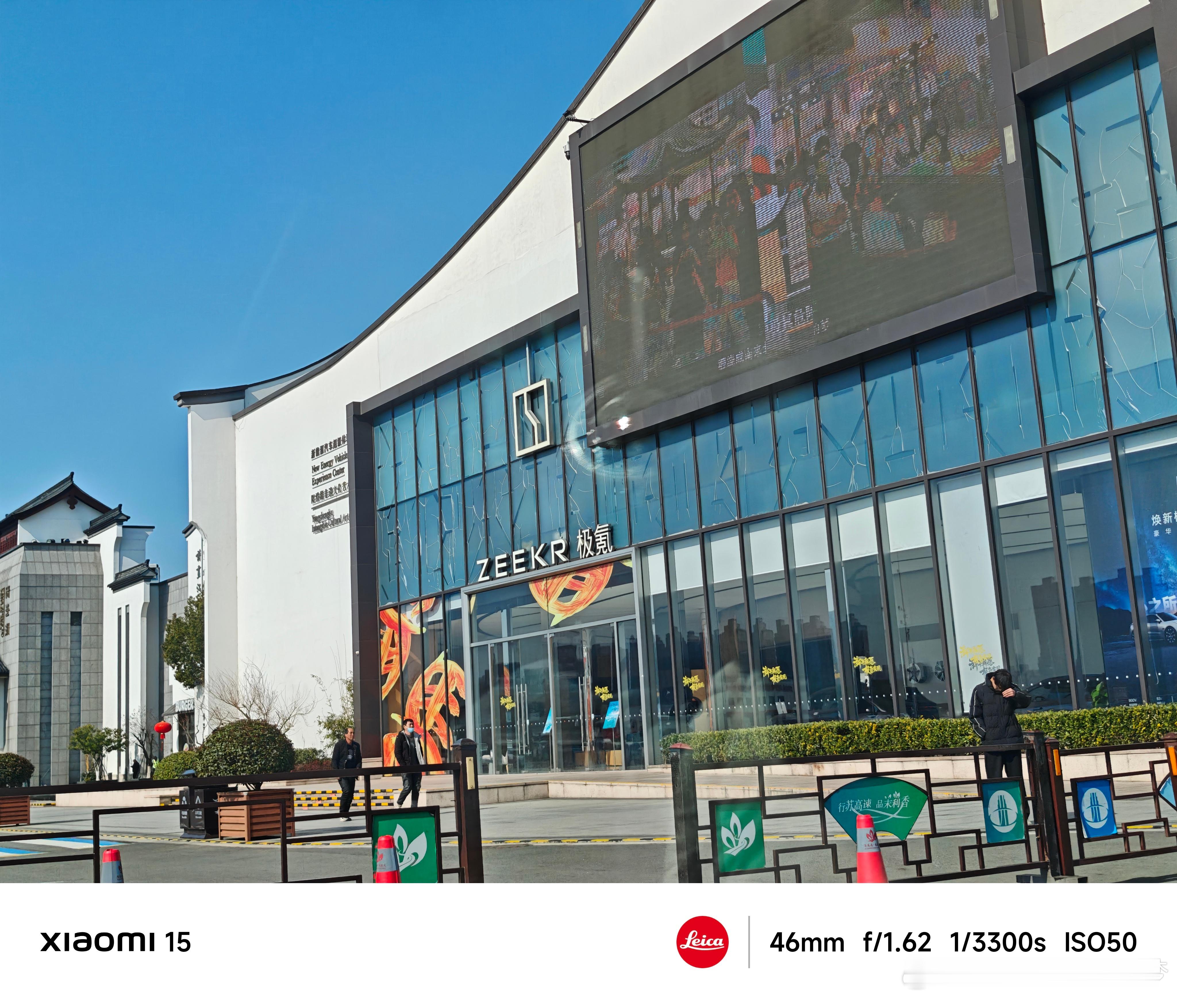 惊呆了，服务区居然有4S店？真长见识了阳澄湖服务区好像是这边比较大型，装修得比较