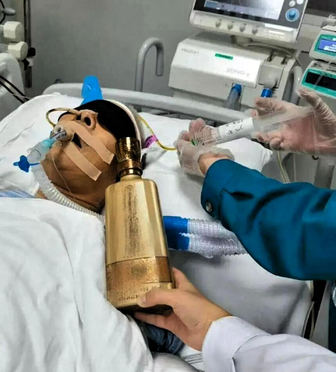 太无知了！近日河南郑州一位70岁大爷在鱼塘边上捡了两瓶没有贴标签的液体，他闻着味