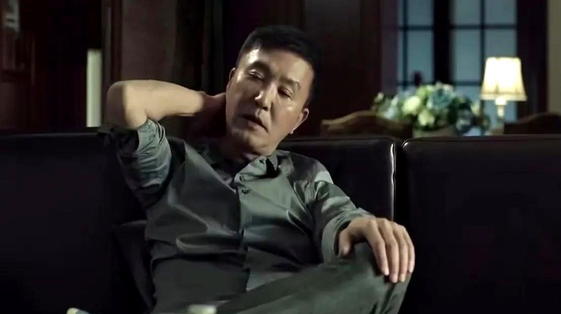 “李达康表妹”一句台词，把十年神剧《人民的名义》直接撕出口子。观众瞬间嗅到：反