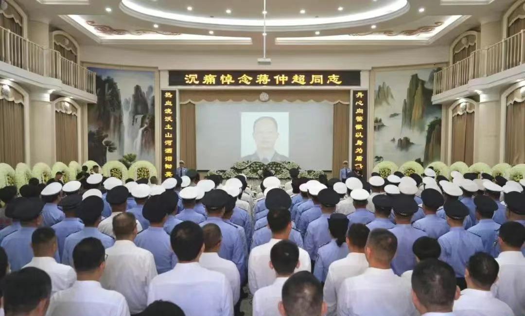 【民警拦截醉驾冲卡轿车英勇牺牲】6月3日晚，武汉市公安局江夏区分局交通管理大队民