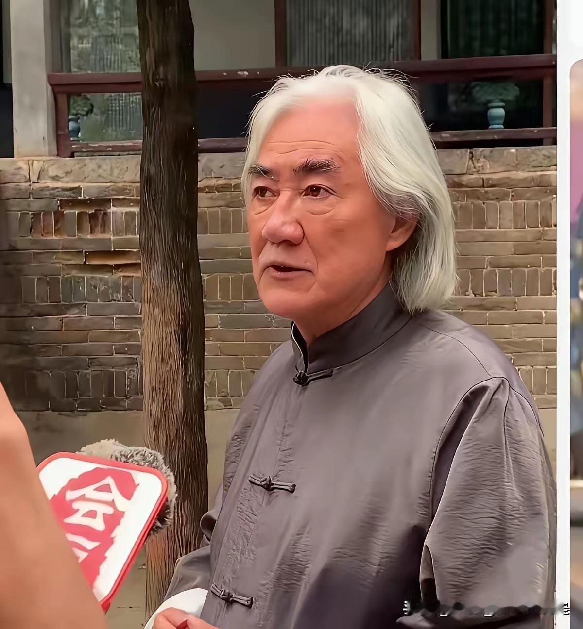 这是大导演-张纪中？头发染黑了，白胡子也刮掉了，这足足年轻了20岁。他标志性的大