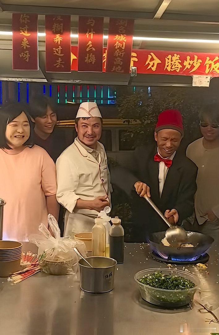 贾玲沈腾宋小宝蒋奇明齐聚路边摊​