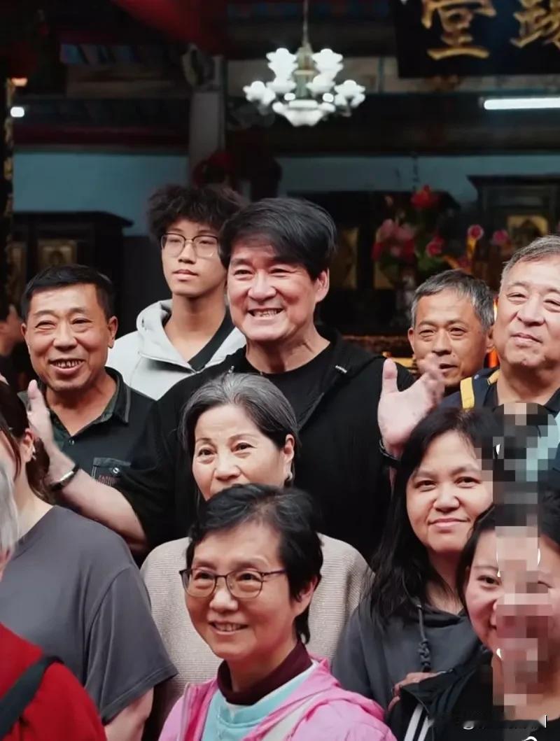 近日，周华健带着妻子与儿子去汕头祭祖，时间过的太快了，周华健的混血儿子周厚安都已