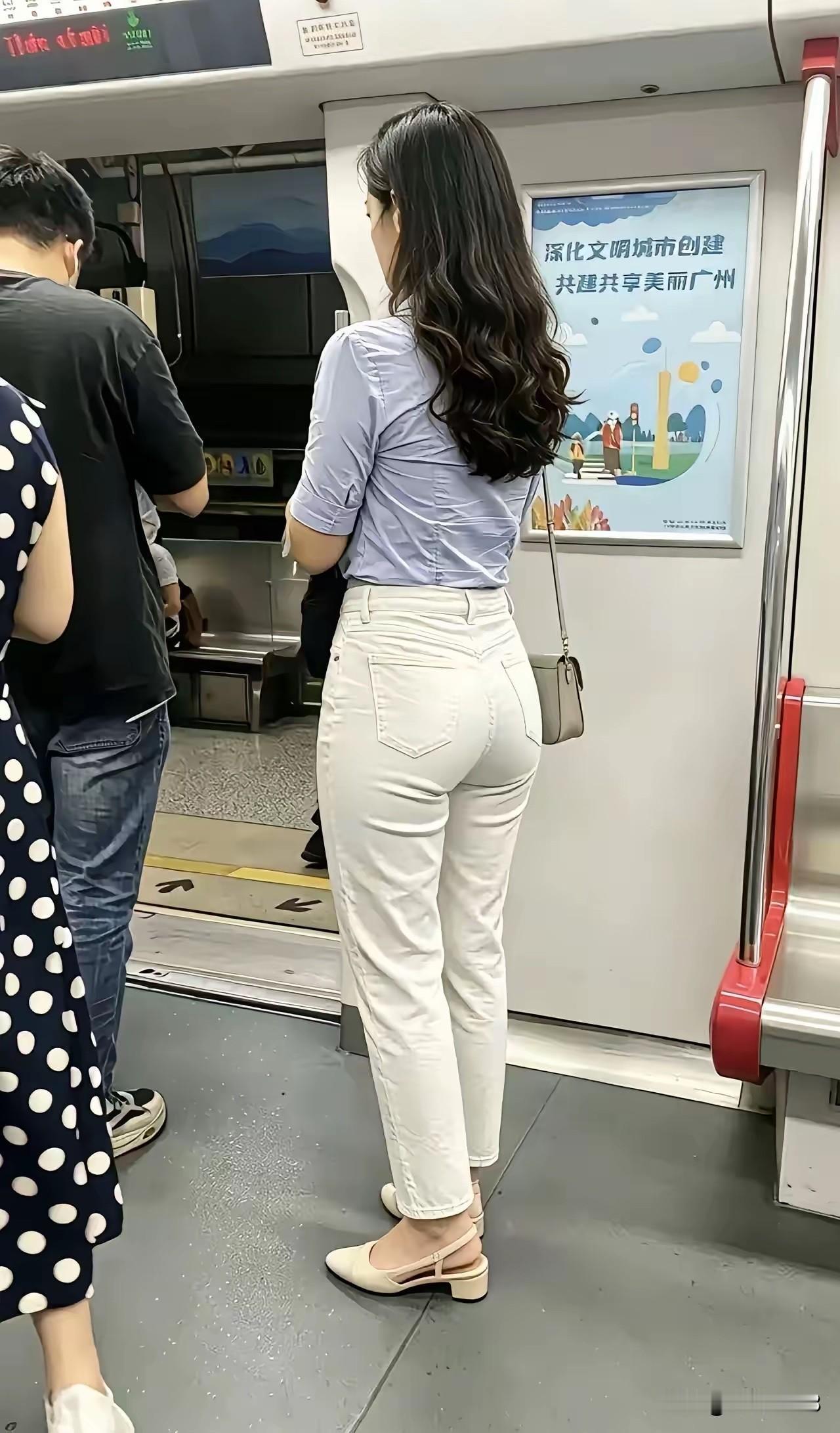 搭乘地铁偶遇一位穿搭时尚的美女，虽然短暂，却让我对生活充满了期待和希望。当地铁