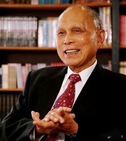 香港豪门大多出行保镖随行，唯独霍家从不设防。坊间都说：在香港绑架别的富豪，出面的