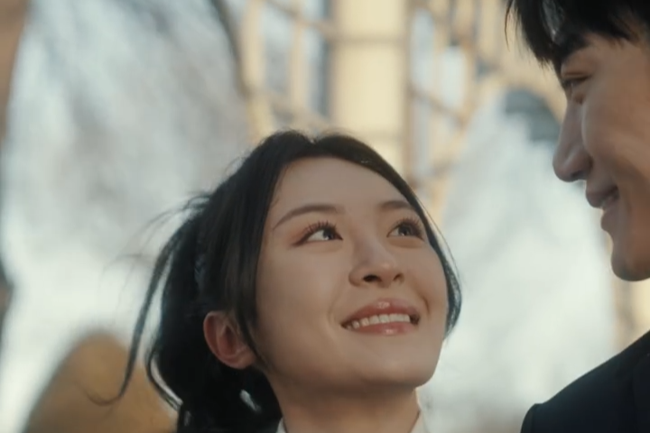 首富单身汉被围堵，小女孩当众认爹，真相是孩子妈入狱托孤