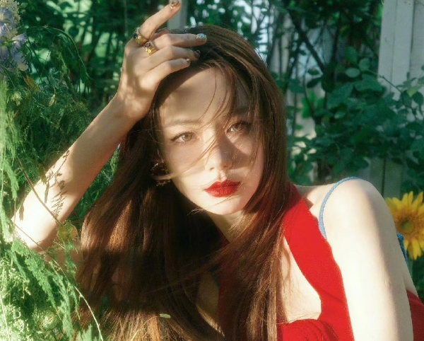 戚薇夫妻俩冲上了热搜这次不是因为秀恩爱，而是俩人被网友曝光了在泰国曼谷街头悠闲