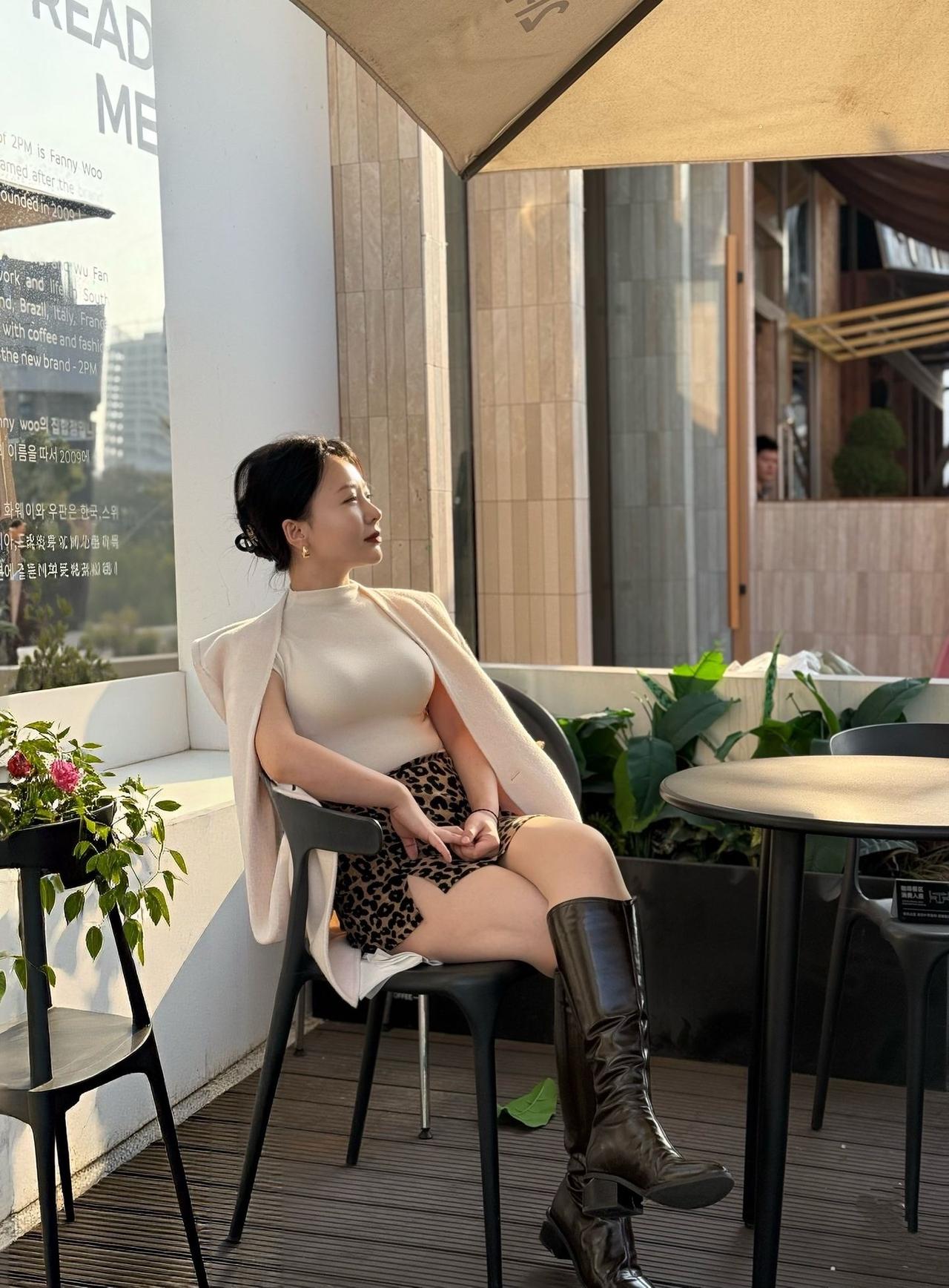 阳光下的咖啡馆，享受美好时光。