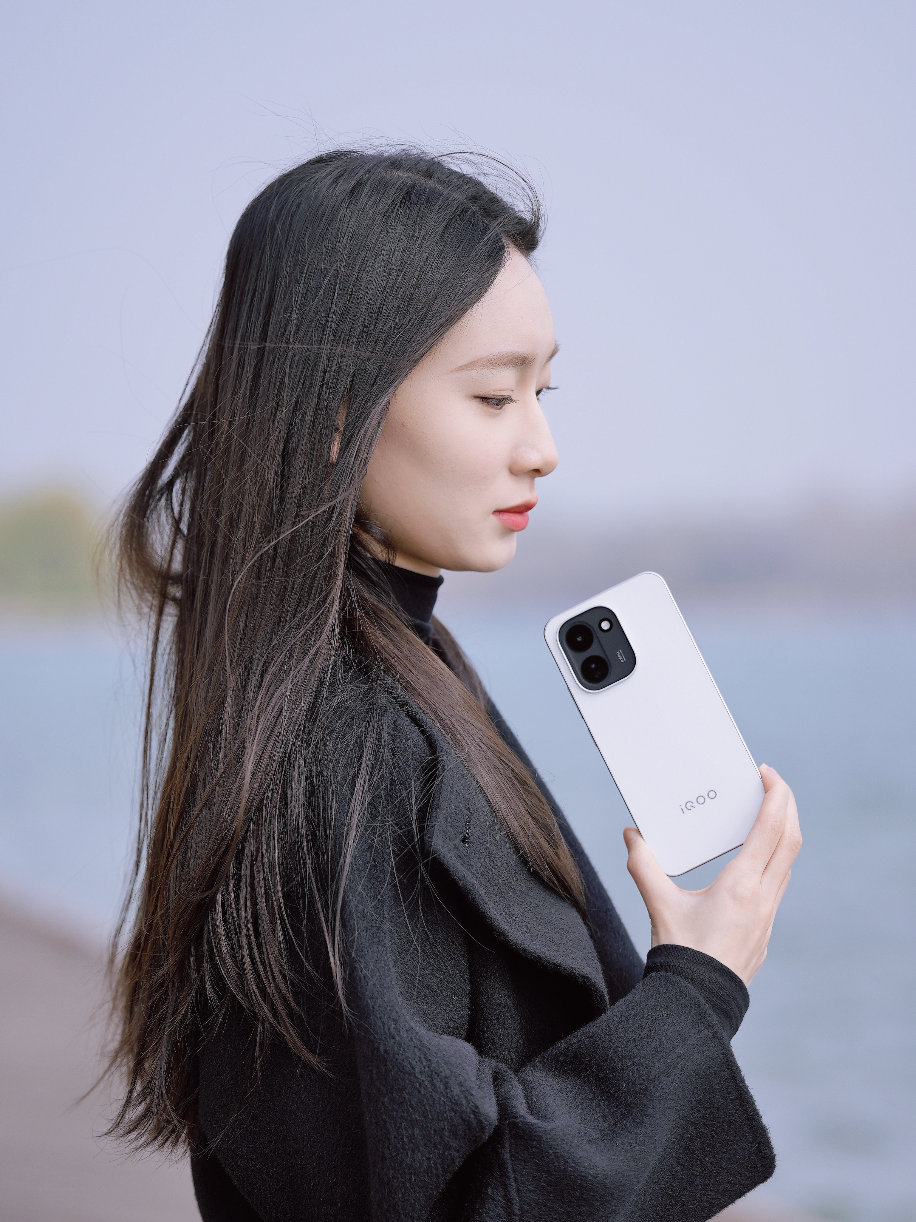 iQOOZ11我拿的是天光白配色，外观设计没有什么花里胡哨的元素，简约大方。体