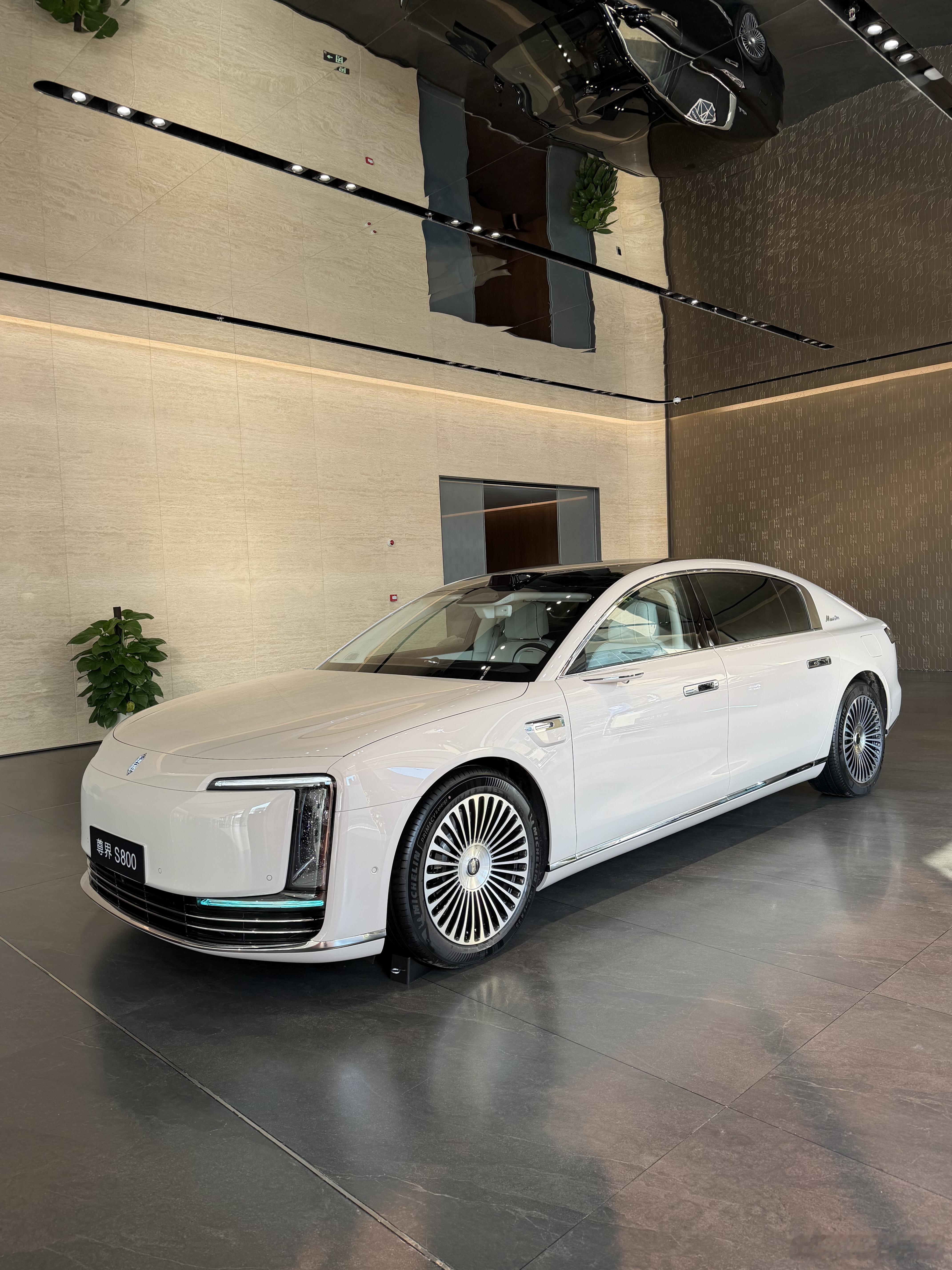 这个颜色的尊界S800，简直就像一个风度翩翩的绅士