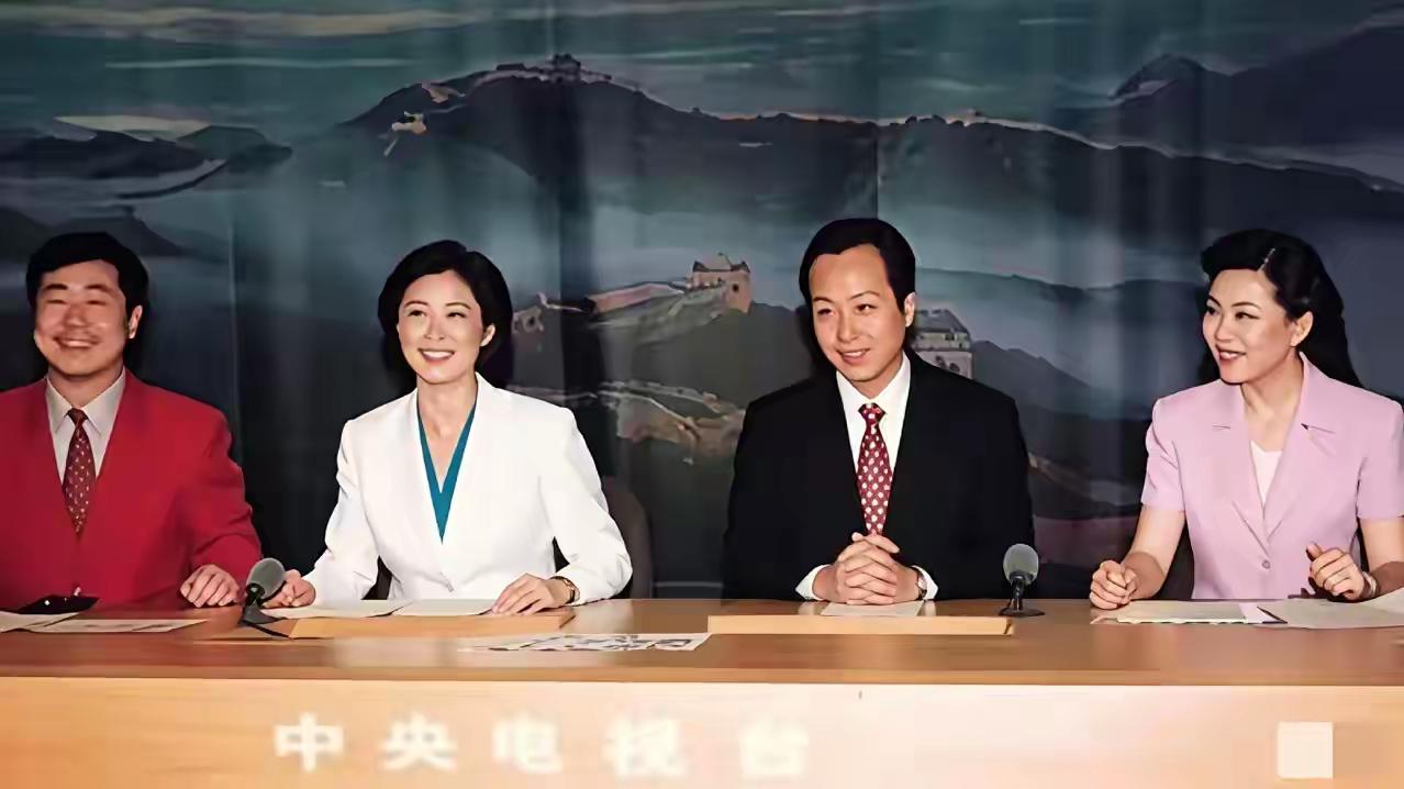 时光匆匆，这样照片上的四个人只有一个人健在！大家还认得出这样照片上的央视名嘴