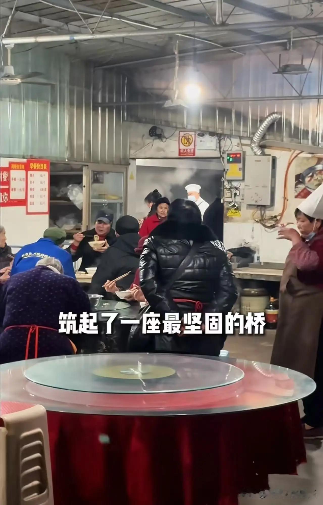 “这个老板太感人了！”重庆icon大山里的一家小饭店，被客人逼着涨价，大家都担