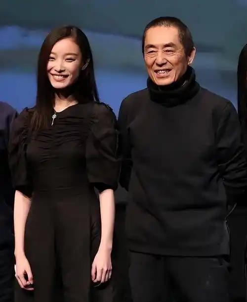 🌞曾经，张艺谋问倪妮：“你愿不愿意跟我去南京生活三年？”倪妮答应了。接着，