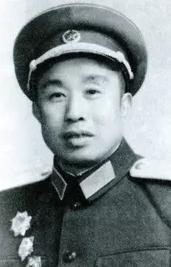 抗美援朝时期，戴克林正在抽烟，战士们盯着戴克林：“部队过亚德岭一个多月了，所有人