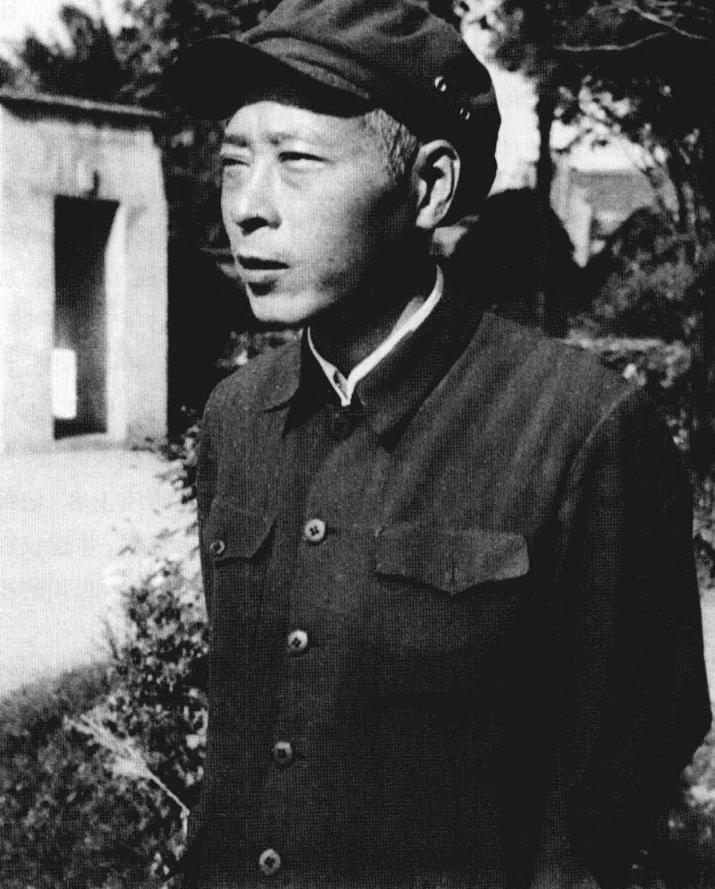1954年的李井泉，他当时身兼至少四项要职。第一，他是四川省委第一书记，也是建国