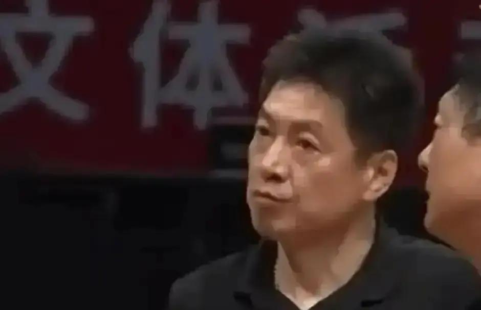 禁赛期复出？李春江被曝接盘山东男篮！消息一出，球迷群炸了锅。篮协白纸黑字写