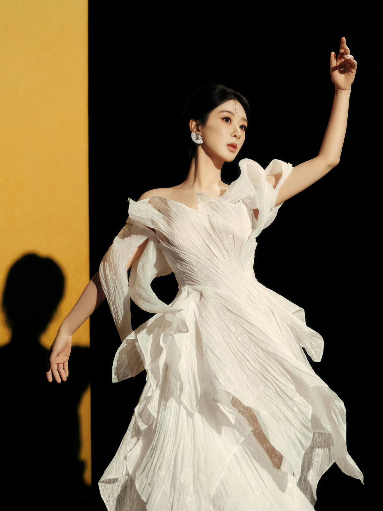 杨紫今天这身薄纱白裙直接美到失语！！🥹紫妹是直接把玉兰花仙子的皮肤穿身上了吧