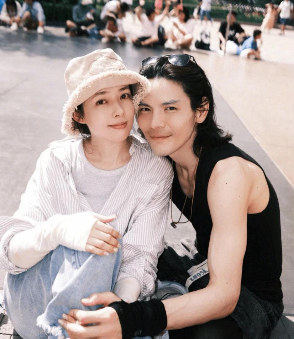 二狗问郭碧婷你爱向佐吗二狗是有点勇在身上的！嘴上说紧张，转头就问“你爱他吗”，