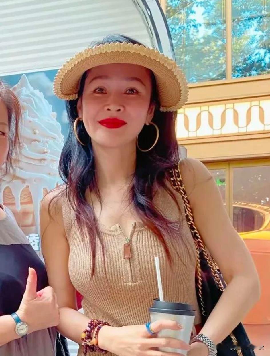 42岁于明加上海被偶遇，身材如20岁火辣，两个女儿跟她一样漂亮！[灵