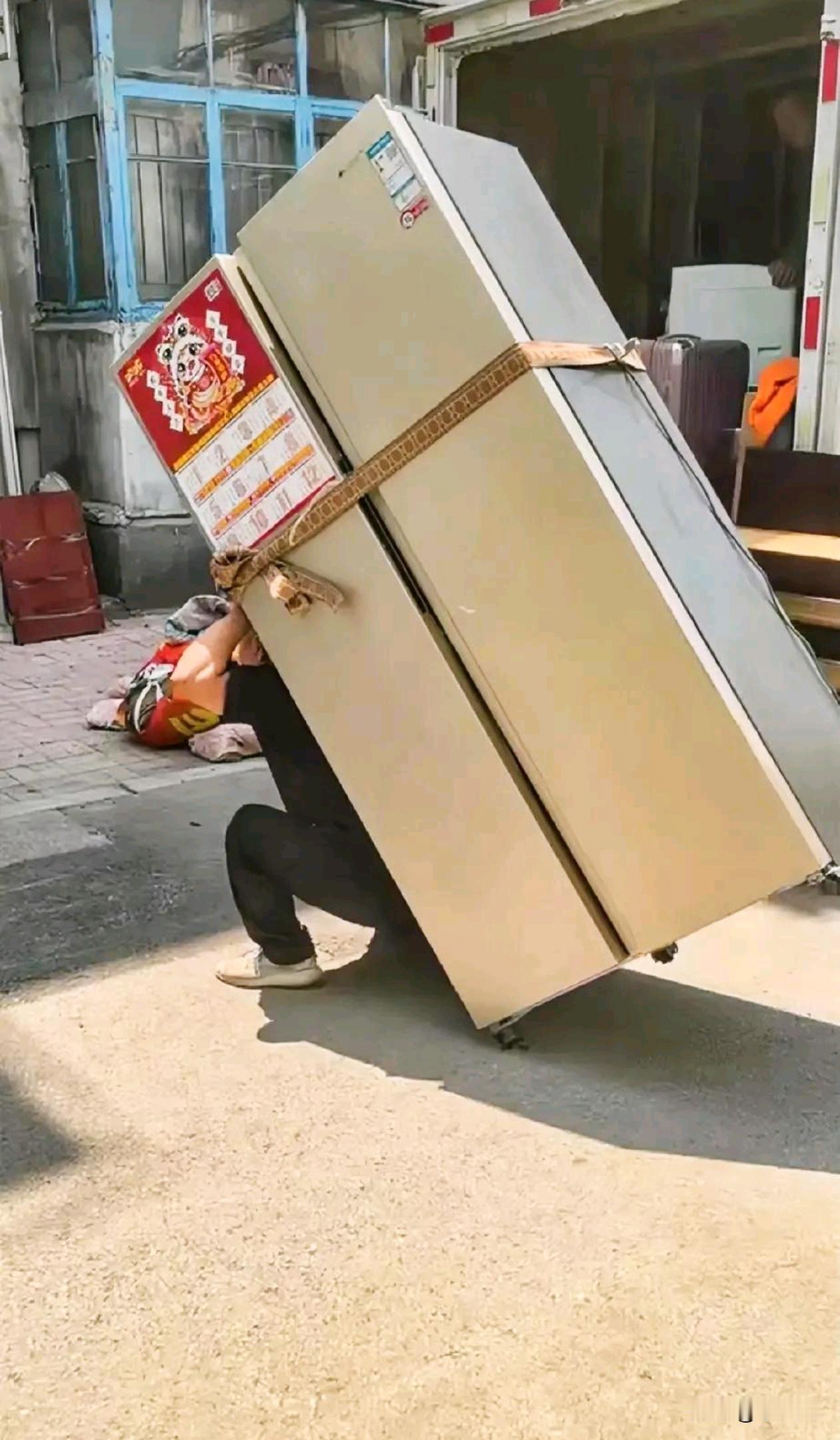 50块钱扛上10楼，这大哥赚钱也太不容易了