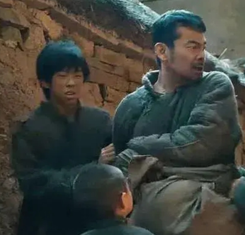 《生万物》里封四的儿子腻味从少年起人设就有问题。他父亲封四好吃懒做，不顾一家老