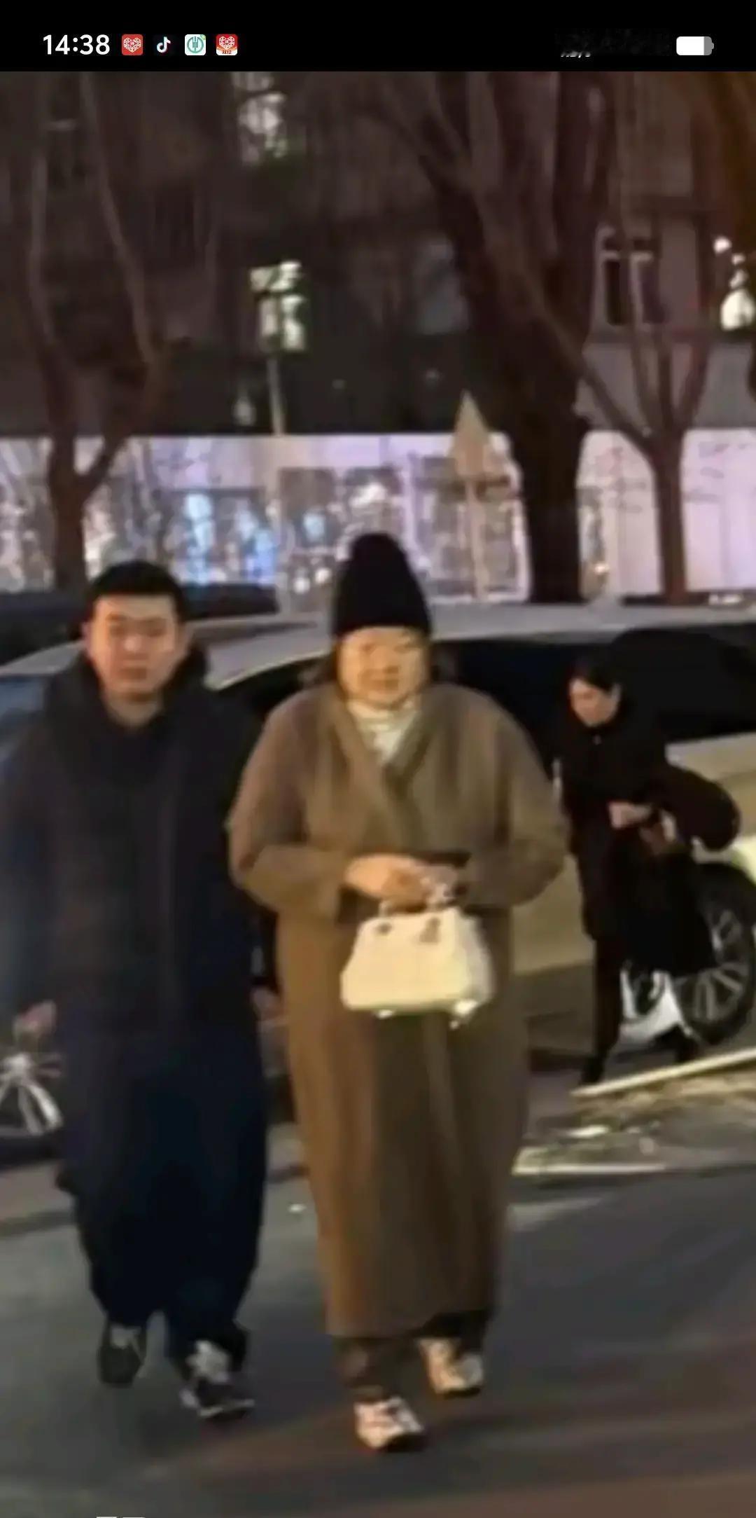 洪晃穿燕麦色大衣配回力运动鞋上街，被嘲“土”。她一句“舒服比时髦重要”直接怼回去