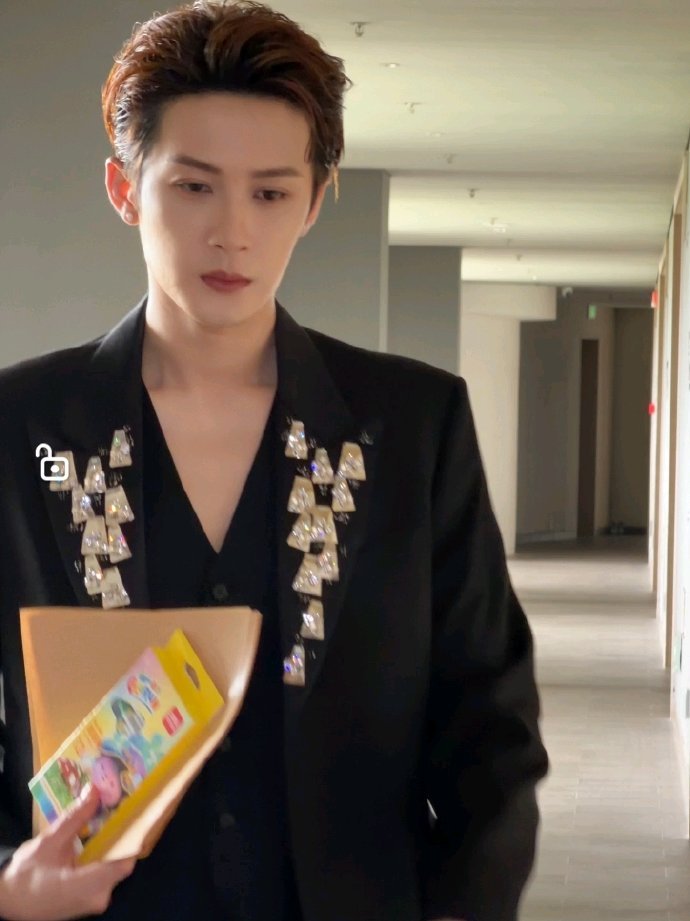 檀健次ELLE背头檀健次水晶吊坠西装look檀健次ELLE背头，檀健次水晶吊