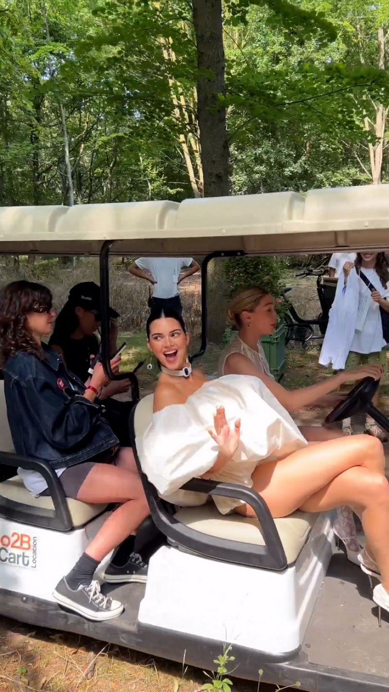 肯达尔·詹娜的美腿杀又来啦！😍在这组照片里，她坐在观光车上，一身...