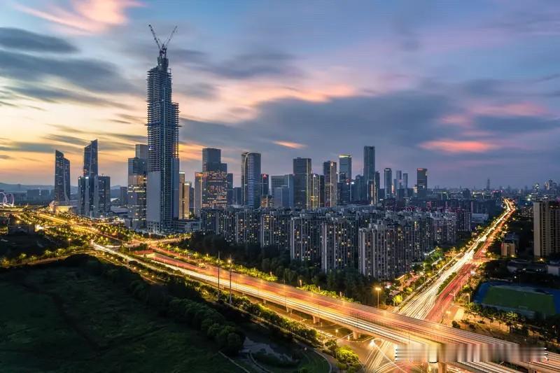 南京楼市这一年还是调整了不少。南京楼市从1月到12月里面。南京建邺区房价从3