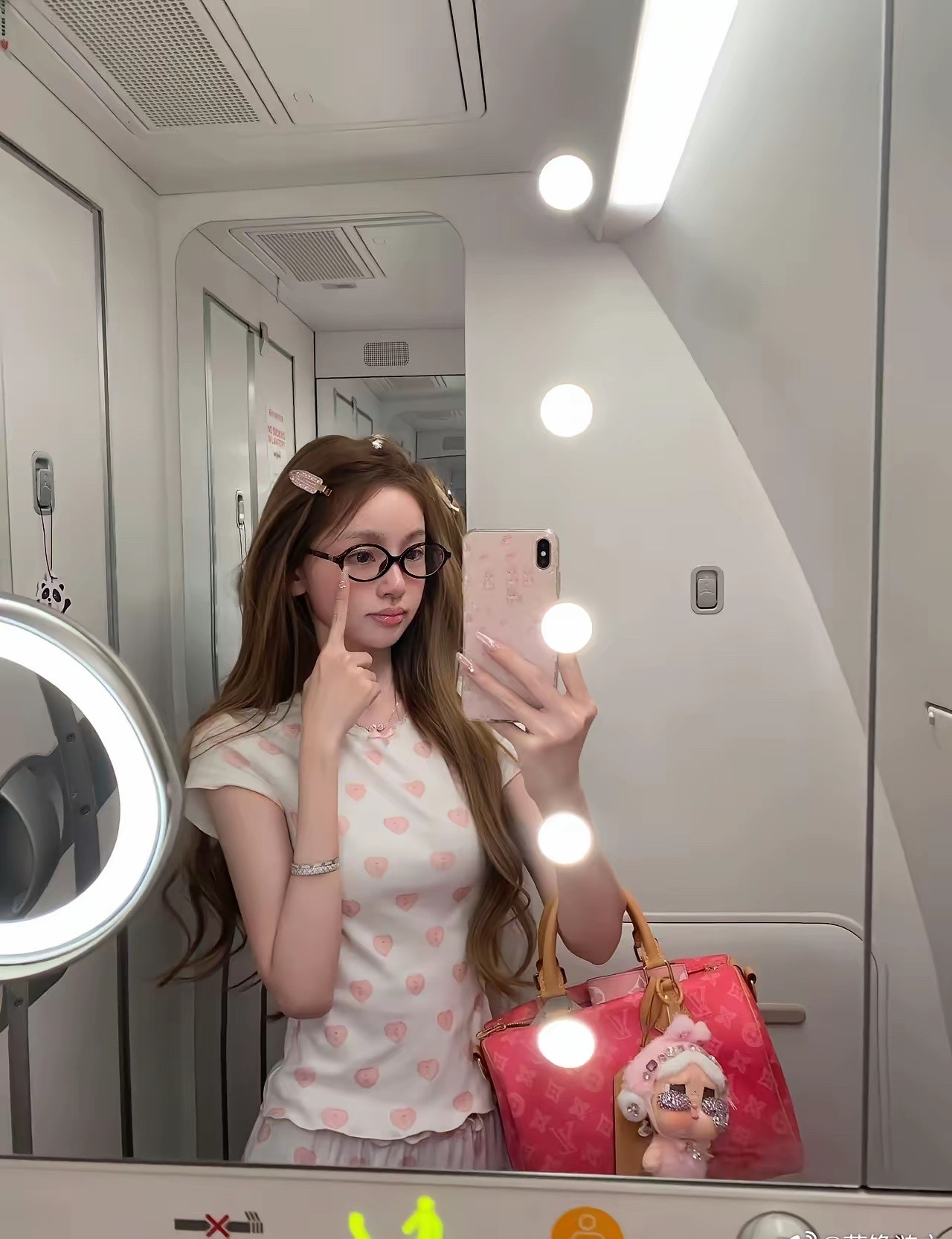 王思聪应该有娶懒懒的打算了，不仅带她环球旅行，还动用了私人飞机。能让王思聪这么上