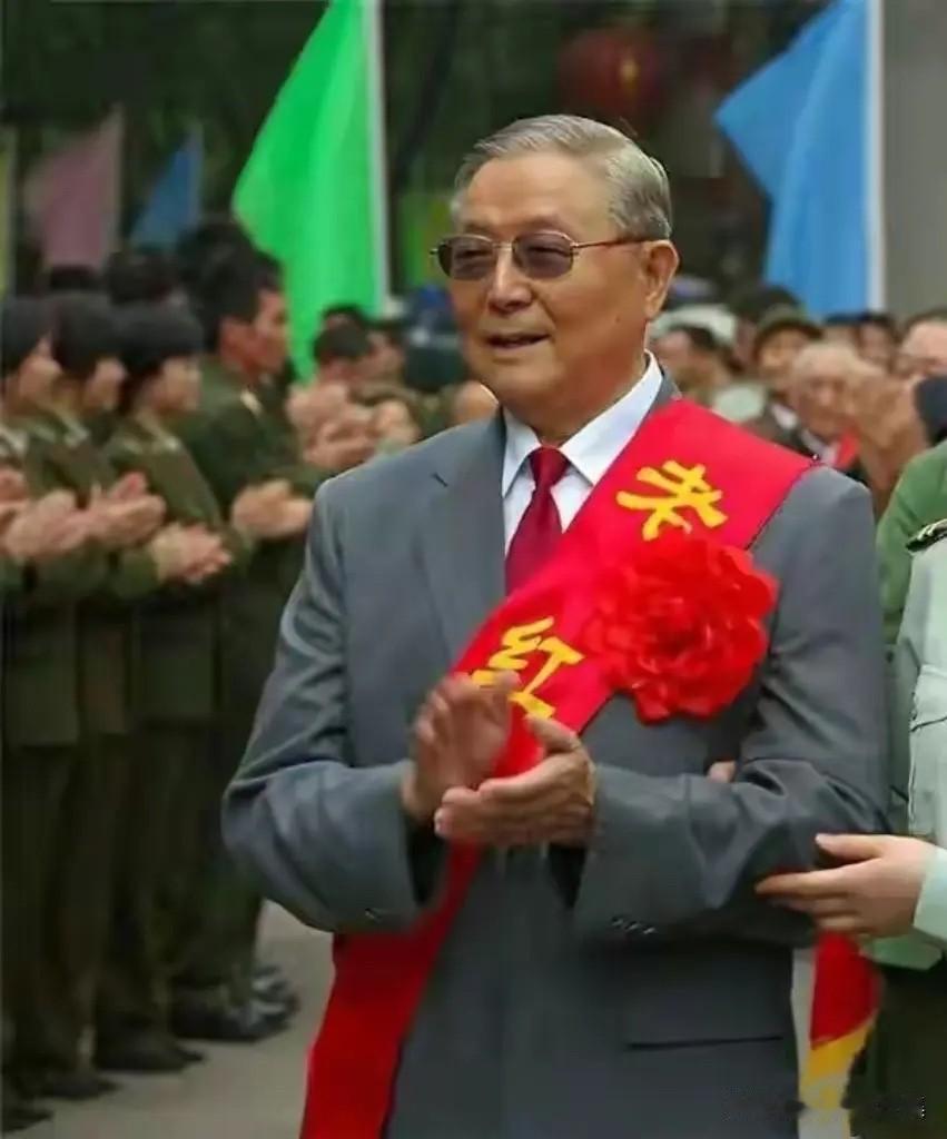 2006年10月，原南京军区司令员向守志将军（前）出席南京军区纪念红军长征胜利7