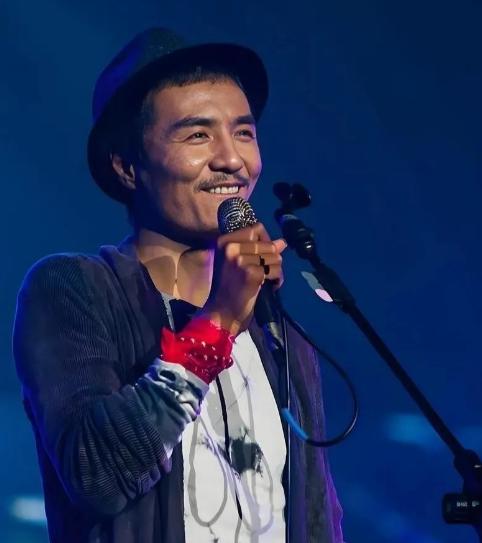 1998年，朴树的母亲对他说他已经在家啃老5年了，要不要出去刷盘子养活自己？朴树