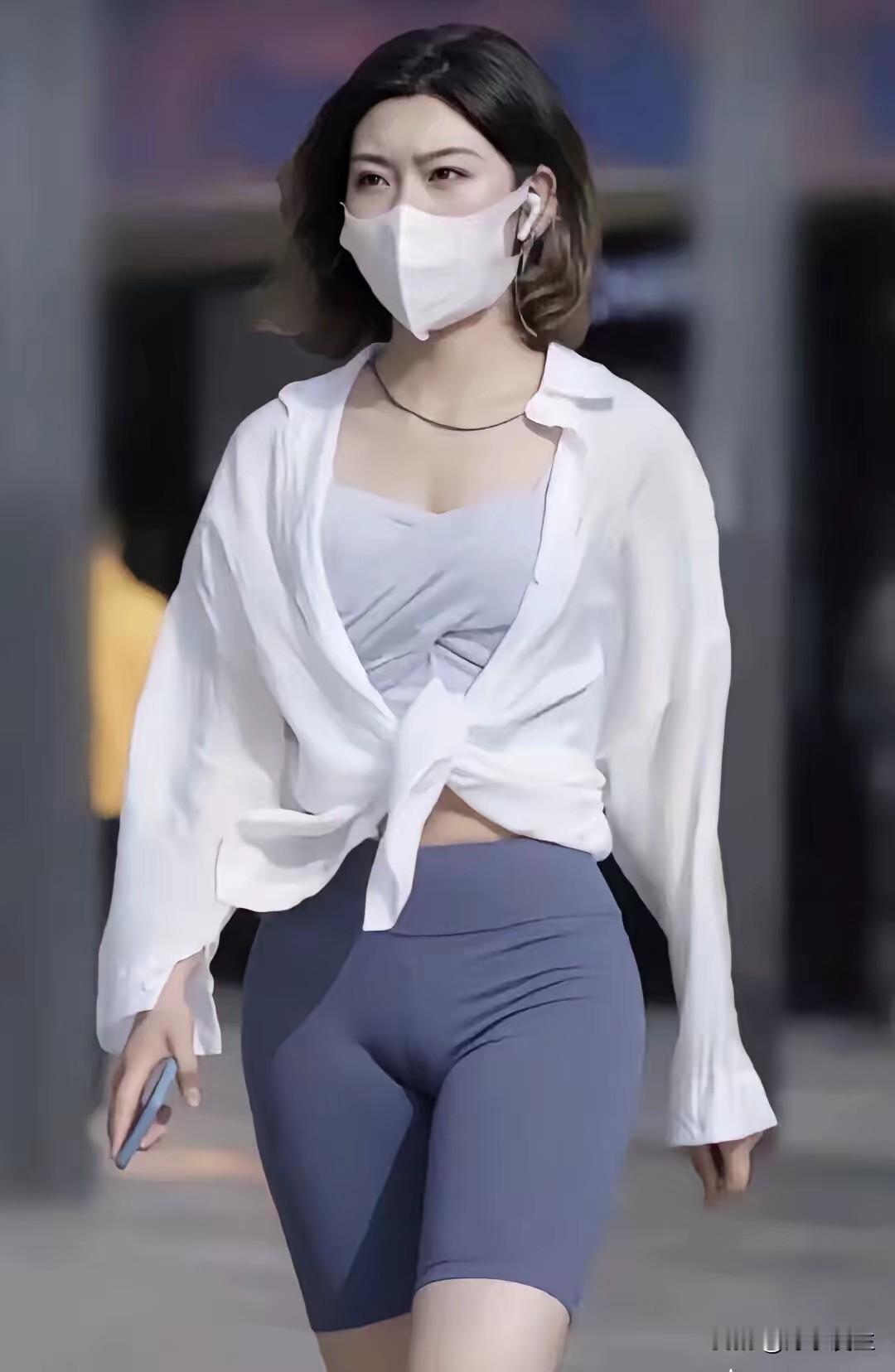 瑜伽裤逛街算不算时尚，答案早藏在街头巷尾里。它早不是健身房专属，如今成了普通人的